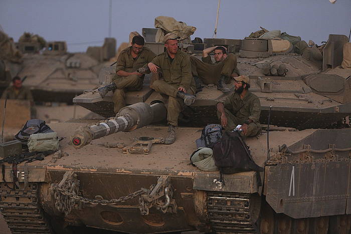 Soldadu israeldarrak Gazako mugatik gertu. ABIR SULTAN / EFE