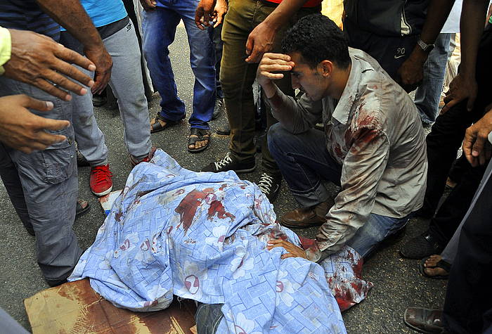 Protestetan hildako manifestari bat, iazko abuztuan, Kairon. ENGY AHMED / EFE