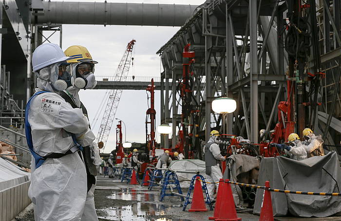 Teknikariak lanean Fukushimako zentral nuklearrean. KIMIMASA MAYAMA / EFE