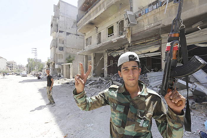 Siriako armadako soldadu bat, Damaskon. YOUSSEF BADAWI / EFE