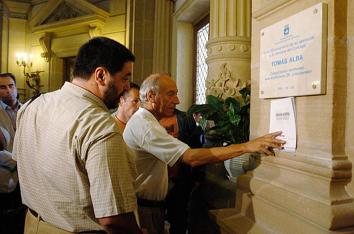 Tomas Albaren aldeko plaka jarri zuten 2005ean Donostiako udaletxean, Gregorio Ordoñezen aldekoarekin batera. JON URBE / ARGAZKI PRESS