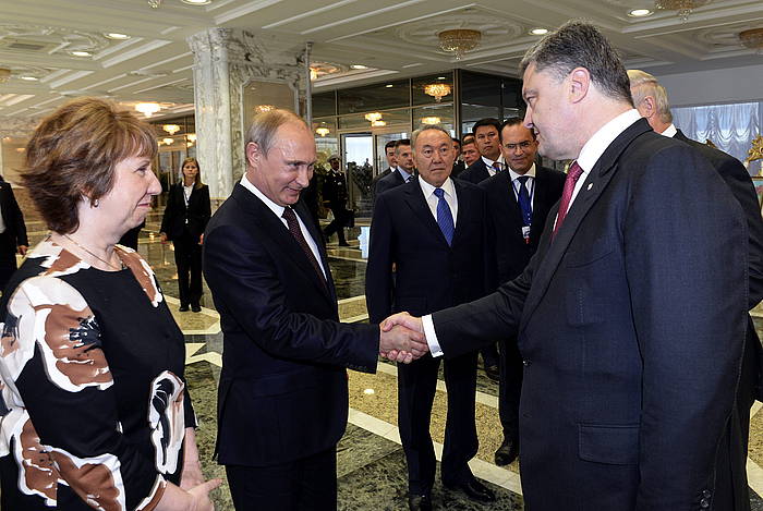 Vladimir Putin eta Petro Poroxenko Errusia eta Ukrainako presidenteak, artxiboko irudi batean. SERGEI BONDARENKO / POOL