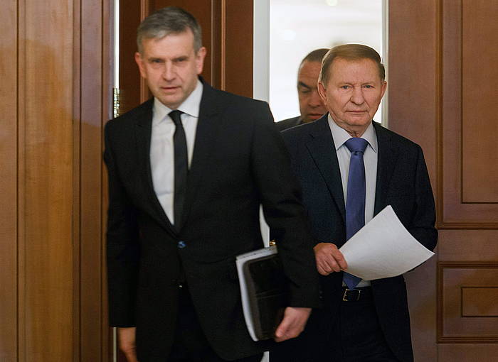 Errusiako enbaxadore Mikhail Zurabov eta Ukrainako presidente ohi Leonid Kuchma, gaur, Minsken. STR / EFE