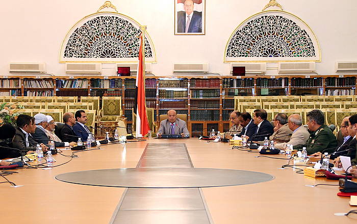 Abdo Rabu Mansur Hadi presidentea armadako buruekin bilduta, Sanan. EFE