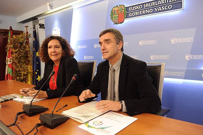 Monica Hernando eta Jonan Fernandez, Hitzeman programaren aurkezpenean. JON URBE / ARGAZKI PRESS