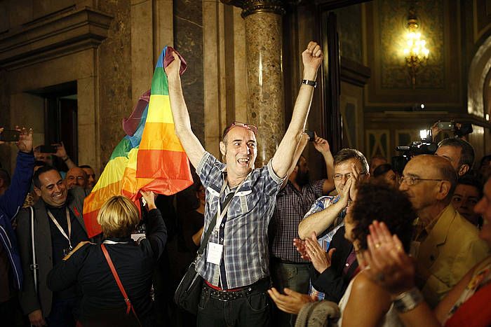 Lesbiana, gay, bisexual eta transexual kolektibotako kideak, legea onartu dutela ospatzen. ALEJANDRO GARCIA, EFE