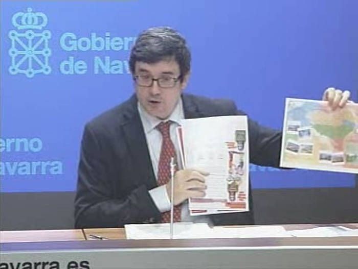 Jose Iribas Hezkuntza kontseilaria aurreko astean testuliburuetako mapak eskuan hartuta. BERRIA