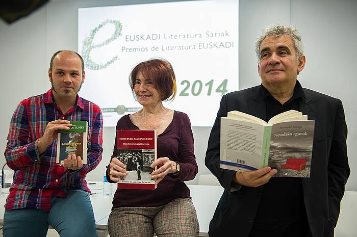 Iñigo Roque, Idoia Estornes eta Bernardo Atxaga, gaur goizean Euskadi sarien berri emateko ekitaldian. MONIKA DEL VALLE, ARGAZKI PRESS