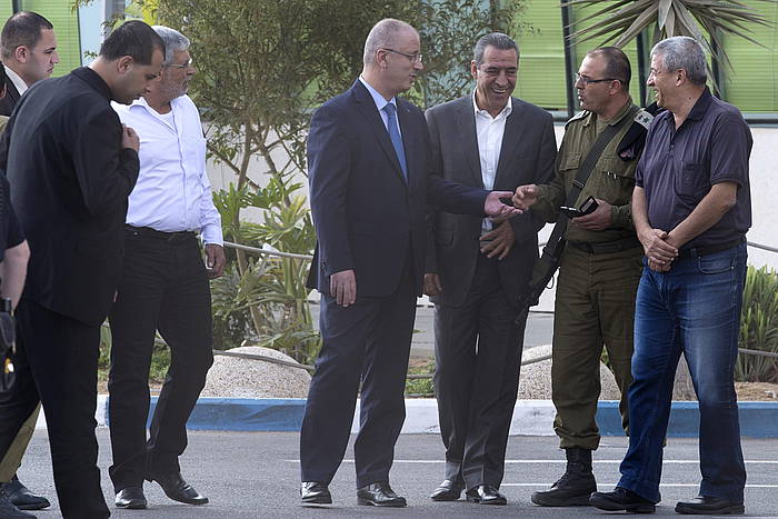 Rami Hamdallah Palestinako gobernuko lehen ministroa, Erezeko mugan, Gazarako bidean. JIM HOLLANDER / EFE