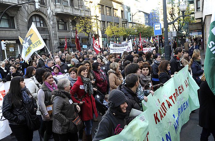 Kristau Eskolen greba eguna eta manifestazioa. Irudian, 'Lan baldintzak borrokatu!! Murrizketarik ez!!' lelopean egindako manifestazioa, iaz. MARISOL RAMIREZ, ARGAZKI PRESS