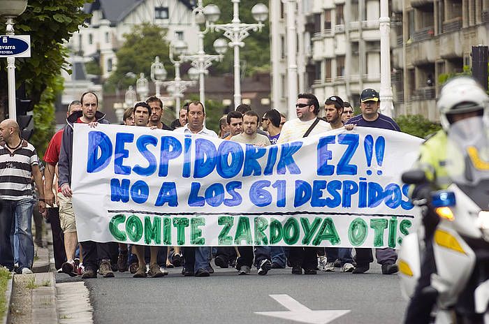 Zardoya Otiseko langileen protesta Donostian, 2009an, enpresak ezarri nahi zuen erregulazio dosierraren aurka. JUAN CARLOS RUIZ, ARGAZKI PRESS
