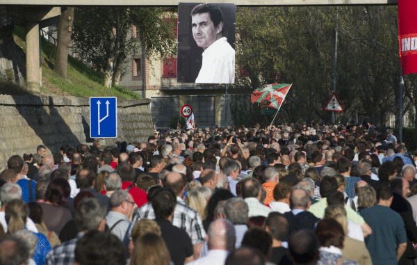 Milaka pertsona batu dira Elgoibarren. JON URBE / ARGAZKI PRESS