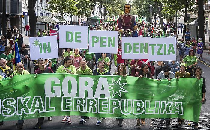 Bilboko Kale Nagusia zeharkatu du Independentistak sareak deitutako mobilizazioak. LUIS JAUREGIALTZO / ARGAZKI PRESS