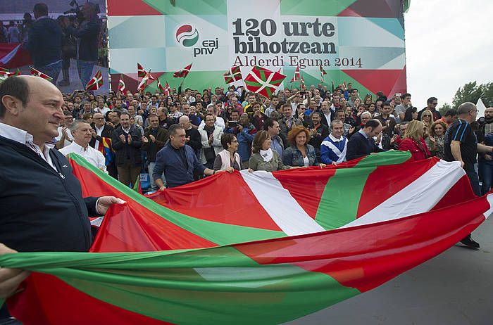 Andoni Ortuzar, ikurrina heltzen, Alderdi Egunean. RAUL BOGAJO / ARGAZKI PRESS