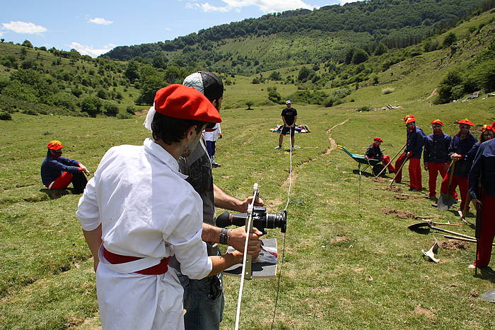 Beñat Iturriotz eta Xabier Pandi arkeologoen 'Ataun of the dead. Joxean's hileben' filmaren grabaketa. BEñAT ITURRIOTZ