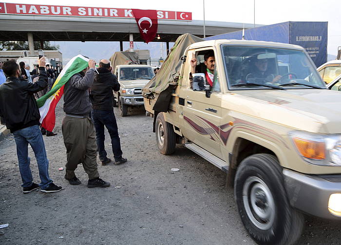 Pexmergen konboia, atzo, Turkiaren menpeko Kurdistanera sartzen. STR / EFE