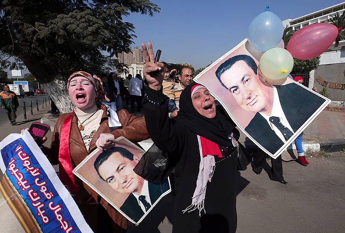 Mubaraken aldekoak, Kairon, epaitegiaren erabakia ospatzen. KHALED ELFIQI, EFE