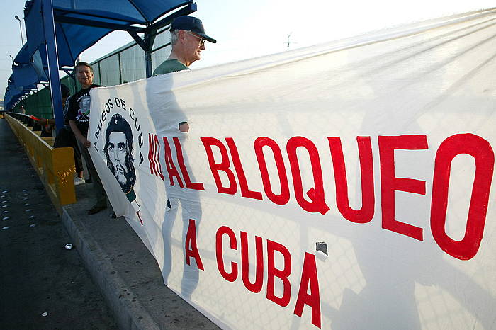 Protesta bat Mexikon, Kubarekiko blokeoa amaitzeko eskatuz. JOSE MENDEZ / EFE