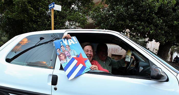 Kubako eta AEBetako gobernuen asmoak txalotu dituzte askok Habanan. ALEJANDRO ERNESTO / EFE