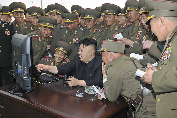 Kim Jong-Un, hainbat soldadurekin ordenagailu bati begira,  apirilean. KCNA / EFE
