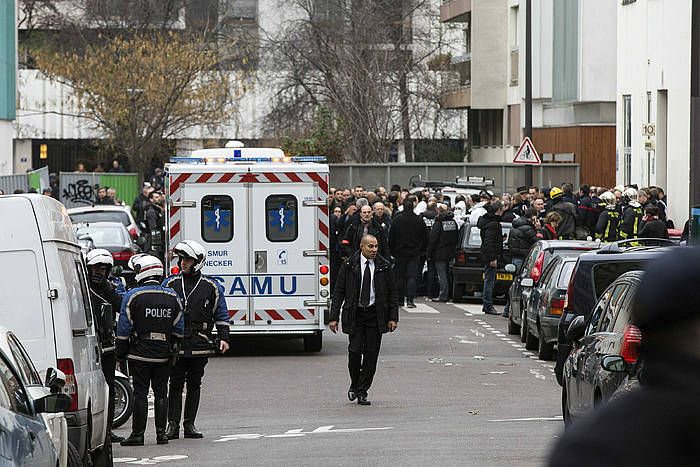 Polizia eta larrialdi zerbitzuak 'Charlie Hebdo' aldizkariaren egoitzan. ETIENNE LAURENT / EFE