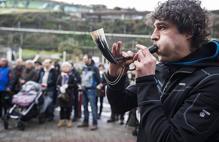 Deustun egin diote omenaldia Yolanda Gonzalezi, Ferza Nuevak hil eta 35 urtera. LUIS JAUREGIALTZO / ARGAZKI PRESS