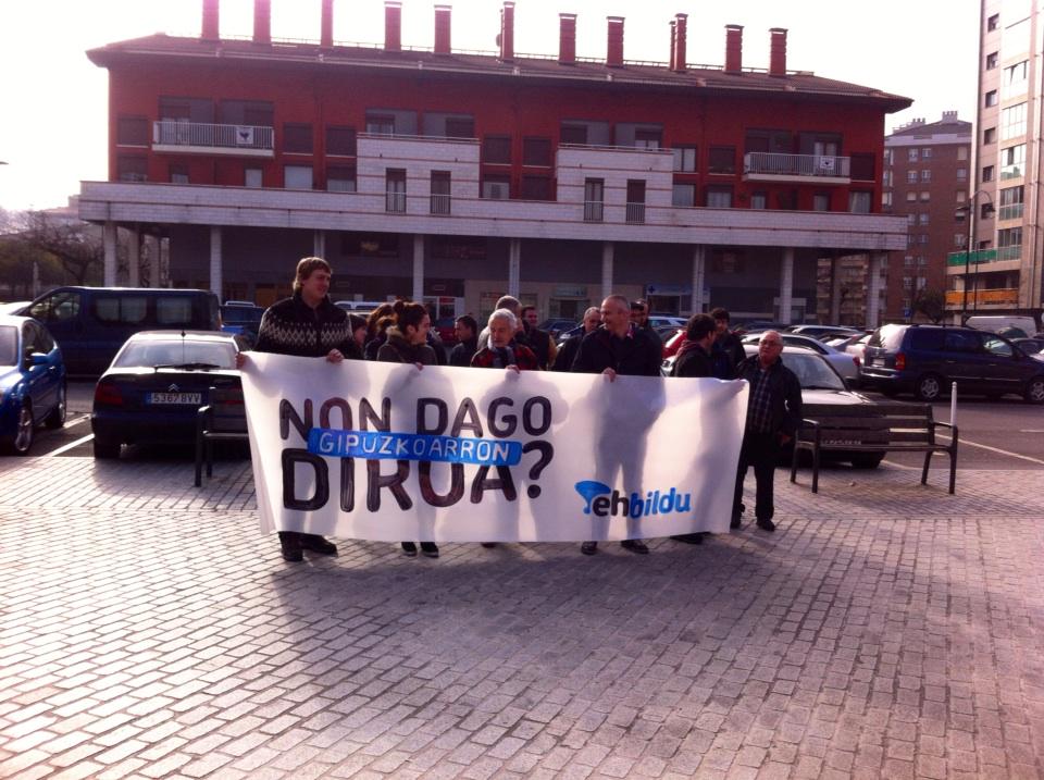 Azpeitiko epategiaren atarian, Bidegiren auziaz protestan. HODEI IRURETAGOIENA