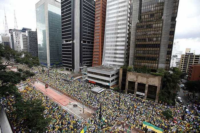 Milaka herritar, atzoko manifestazioetako batean, Sao Paulon. SEBASTIAO MOREIRA, EFE