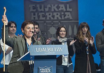 Mertxe Aizpurua Usurbilgo alkatea Udalbiltzako lehendakari kargua hartzen, 2013ko martxoaren 2an, Donostiako Viktoria Eugenia antzokian egindako batzarrean. JON URBE, ARGAZKI PRESS