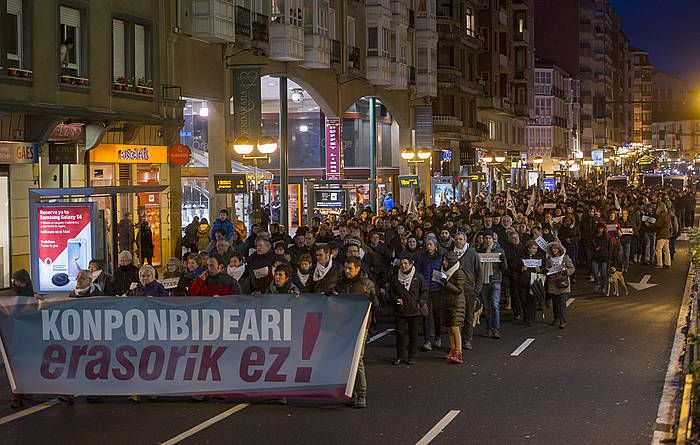 Protesta jendetsua egin dute Gasteizen, atxiloketak salatzeko. JUANAN RUIZ / ARGAZKI PRESS