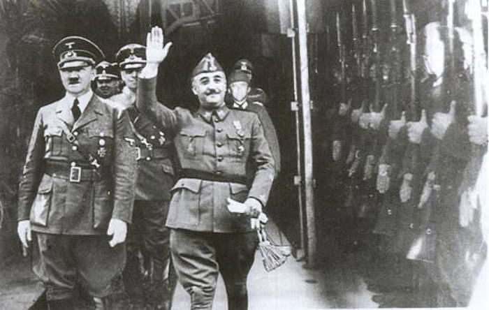 Adolf Hitler alemaniar diktadorea eta Francisco Franco espainiarra elkarrekin Hendaiako tren geltokian izandako bileran. BERRIA