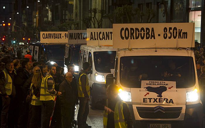 EUSKAL PRESO POLITIKOAK. MOBILIZAZIOA. "NOW EUSKAL HERRIRA". BILBON SAREK ANTOLATUTA MANIFESTAZIOA. MIRENTXINEN FURGONETAK IREKI ZUTEN IBILBIDEA. RAUL BOGAJO, ARGAZKI PRESS