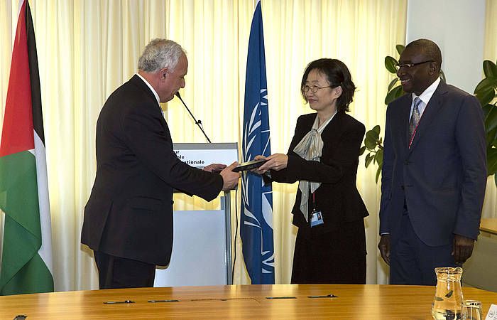 Kuniko Ozaki epailea (erdian) eta estatu kideen asanbladako presidente H.E. Sidiki Kaba (eskuinean) Palestinako atzerri ministro Riad Al-Malkiri (ezkerrean) Erromako Estatutuaren kopia bat ematen, gaur, Hagan. HAGAKO AUZITEGIA