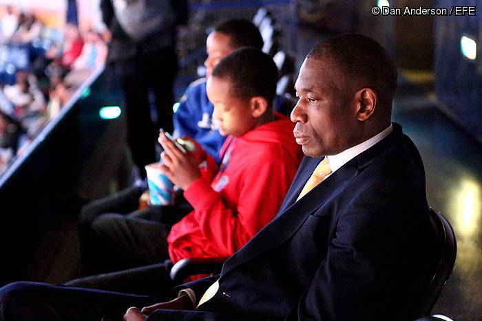 Mutombo, partida bat ikusten. DAN ANDERSON, EFE