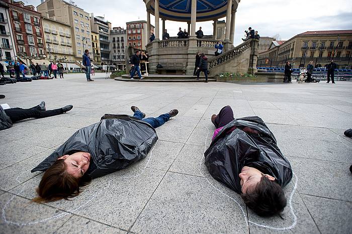 'Women in black' ekimena, Iruñeko Gaztelu plazan. IñIGO URIZ, ARGAZKI PRESS