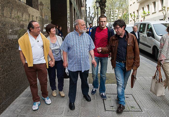 Rosa Zarraren alargun Xabier Irazustak, Iñigo Cabacasen guraso Manu Cabacas eta Fina Lizeranzuk, Mikel Quintelak eta Xuban Nafarrateren aita Joseba Nafarratek egin dute eskaera. LUIS JAUREGIALTZO, ARGAZKI PRESS