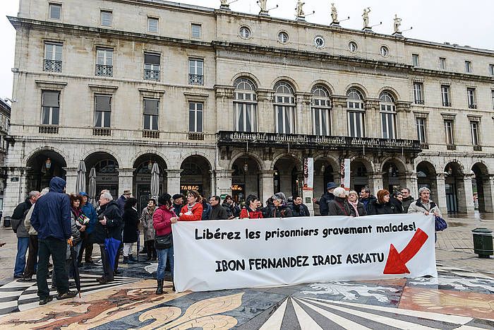 Ibon Fernandez Iradi aske uztearen aldeko elkarretaratzea Baionan, martxoaren 26an. ISABELLE MIQUELESTORENA