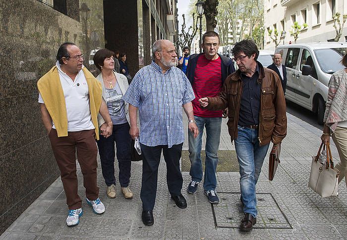 Manu Cabacas eta Fina Liceranzu, Iñigo Cabacasen gurasoak; Xabier Irazusta, Rosa Zarraren alarguna; Mikel Quintela; eta Joseba Nafarrate, Xuban Nafarrateren aita. Gomazko piloten biktimak edo biktimen senideak dira guztiak. LUIS JAUREGIALTZO, ARGAZKI PRESS