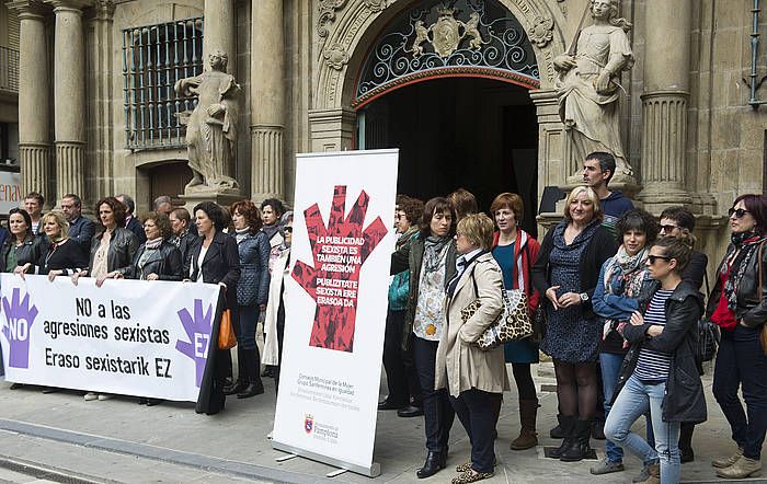 Protesta egin dute Iruñeko udaletxe atarian. JAGOBA MANTEROLA / ARGAZKI PRESS