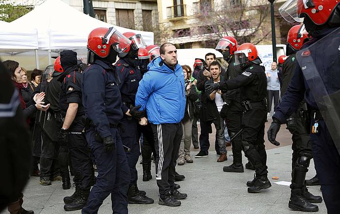 Ekaitz Ibero atxilotu zutenekoa, 2013ko apirilaren 10ean. JUAN CARLOS RUIZ / ARGAZKI PRESS