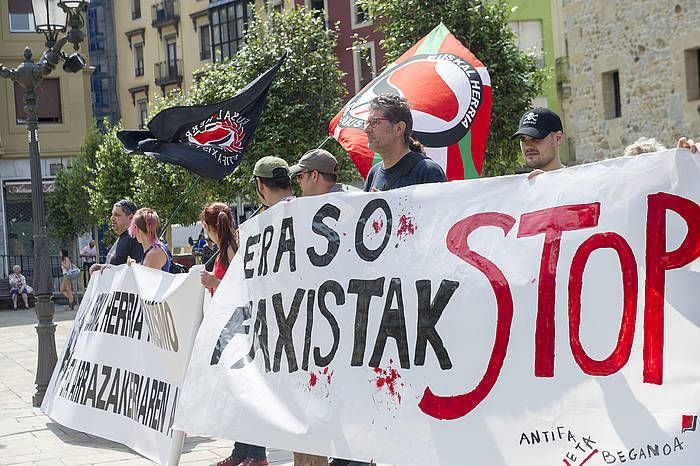 Eraso bat salatzeko elkarretaratze antifaxista Bilboko Unamuno Plazan. MARISOL RAMIREZ, ARGAZKI PRESS