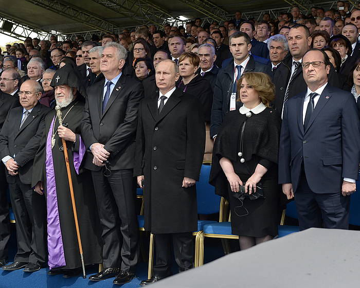 Vladimir Putin eta Francois Hollande gaur egindako zeremonian. Bien erdian, Rita Sargsian Armeniako lehen dama. ALEXEI NIKOLSKY / EFE