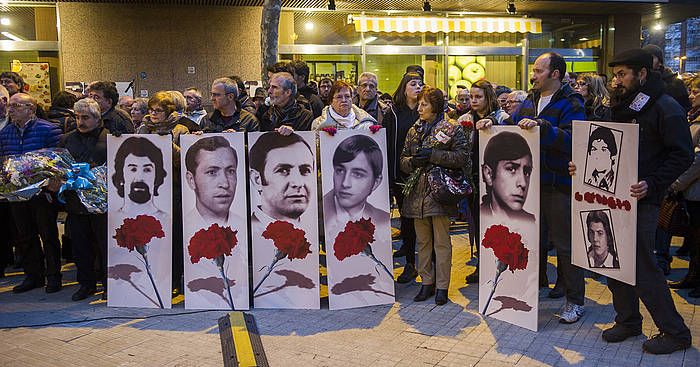 Poliziak 1976ko martxoaren 3an Gasteizen hil zituen bost langileei gorazarrea, aurten, sinikatuek deituriko ekitaldian. JUANAN RUIZ, ARGAZKI PRESS
