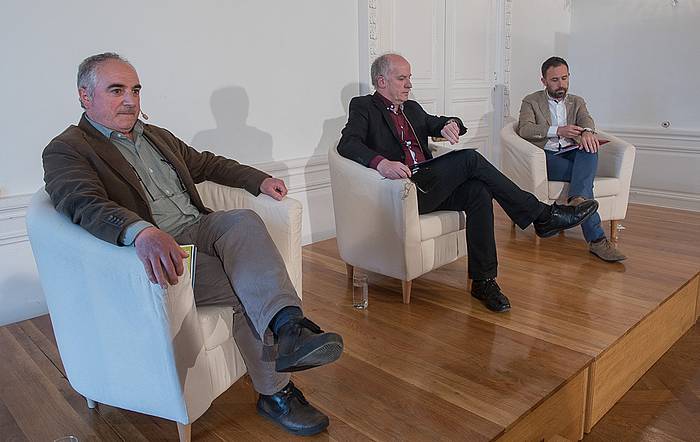 Xabier Olano eta Denis Itxaso, Martxelo Otamendi moderatzaile lanetan dutela. ANDONI CANELLADA / ARGAZKI PRESS