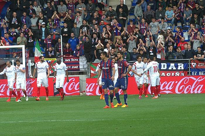 Lehen ordu laurdenerako bideratu du partida Sevillak, bi gol eginda. ARGAZKI PRESS