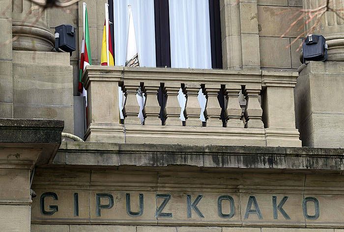 Espainiako bandera, Gipuzkoako Diputazioan. JUAN HERRERO / EFE
