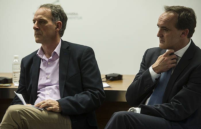 Adolfo Araiz eta Javier Esparza, gainerako hautagaiekin batera joan den astean izan zuten solasaldian. JAGOBA MANTEROLA / ARGAZKI PRESS