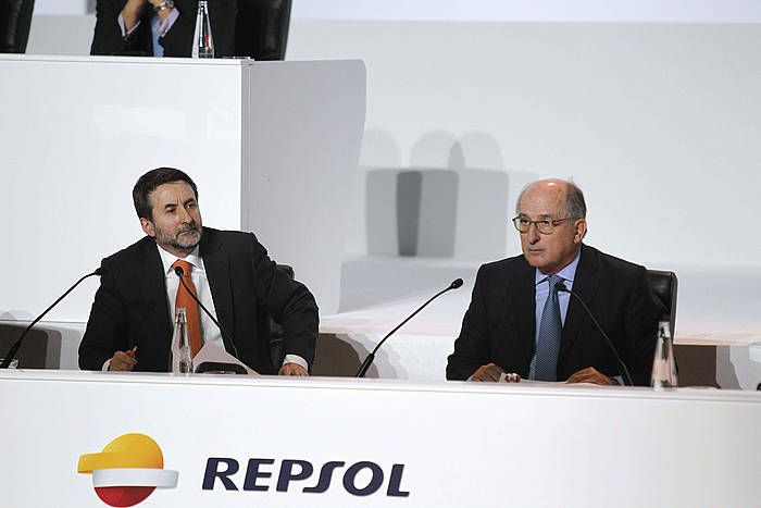 Josu Jon Imaz eta Antonio Brufau akziodunen gaurko batzarrean, Madrilen. VICTOR LERENA, EFE