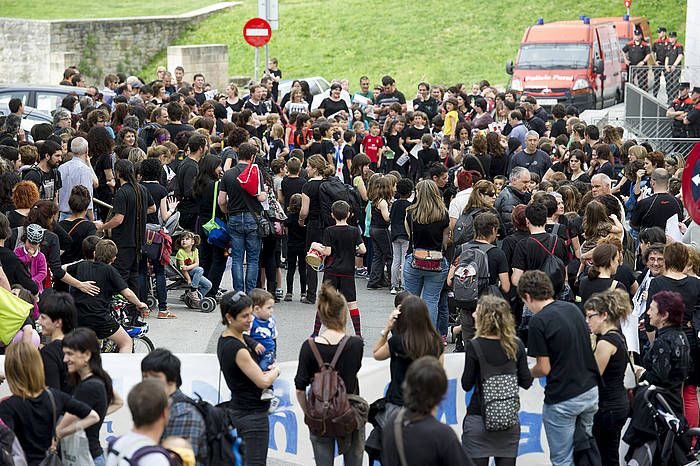 LOMCEk ezarritako azterketen aurkako gurasoen eta sindikatuen elkarretaratzea, Hezkuntza Departamentuaren aurrean, Iruñean. IñIGO URIZ, ARGAZKI PRESS