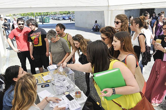 NUPeko ikasleak, atzo, erreferendumean botoa ematen. IDOIA ZABALETA, ARGAZKI PRESS